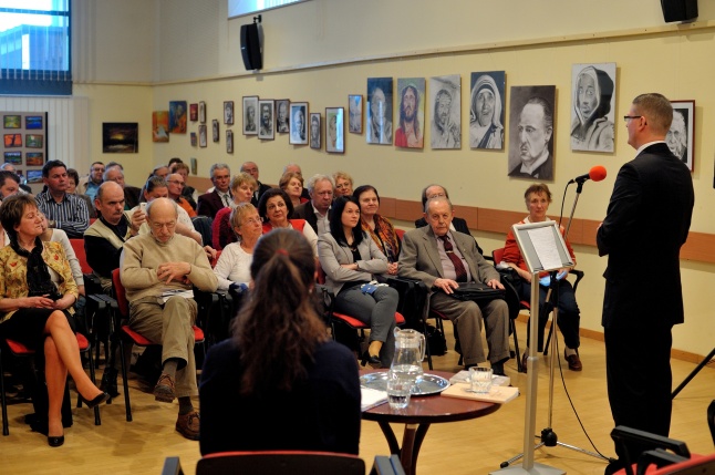 Kötetek bemutatója a megyei könyvtárban