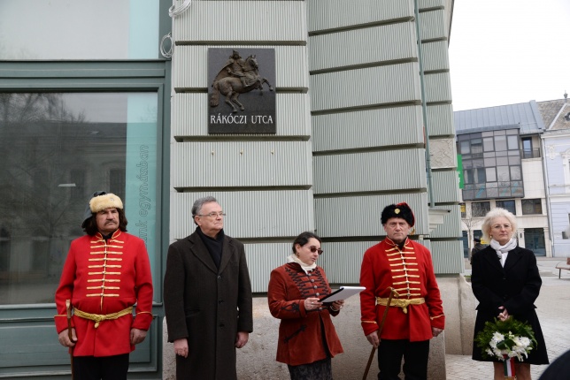 Koszorúzás Rákóczi Ferenc emléktáblája előtt