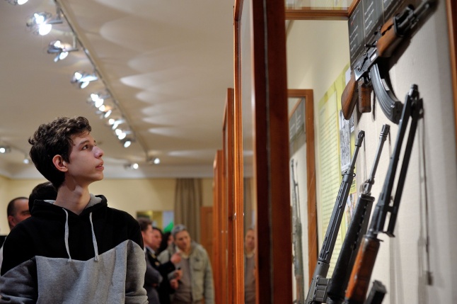 Fegyverkiállítás a múzeumban