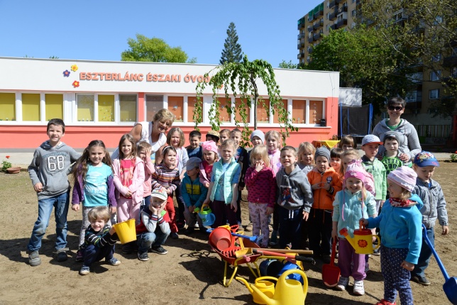 Faültetés, virágosítás az Eszterlánc óvodában