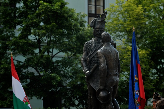 Megemlékezés a Városalapítók szobránál