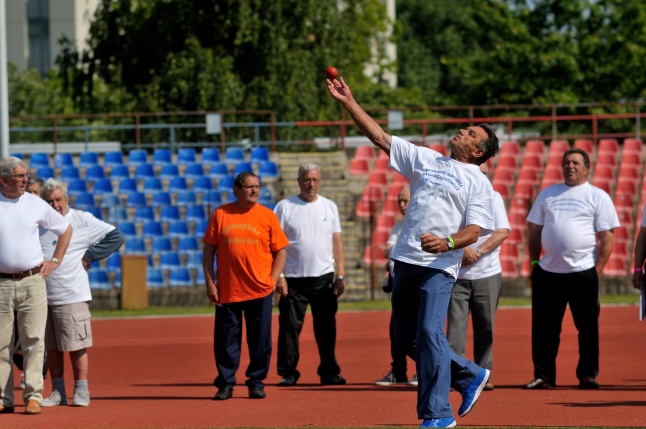 Szépkorúak versenye a stadionban