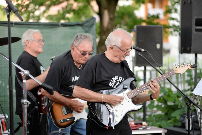 Elnémult a piros gitár-koncert a Bencs Villa udvarán