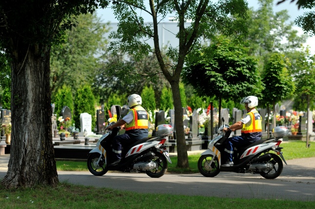 Járőrözés a temetőben