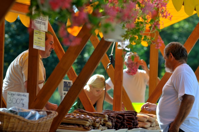 Megnyitották a Sóstói Piacot