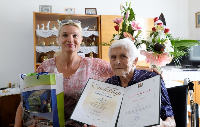 Mihály Istvánné 90 éves-születésnapi köszöntés a Fácán utcán