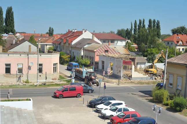 Elkezdődött a beruházás a Szegfű utcán II.