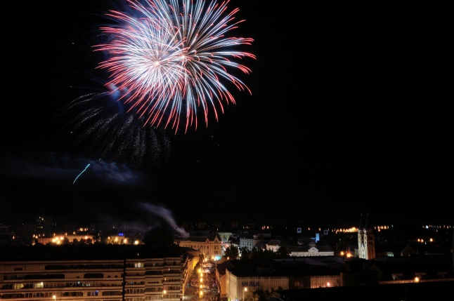 Látványos ünnepi tüzijáték