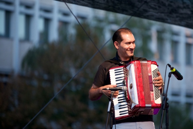 A színpadon a Besh O Drom