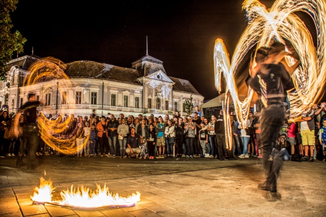 Tűzzsonglőrök Nyíregyháza főterén