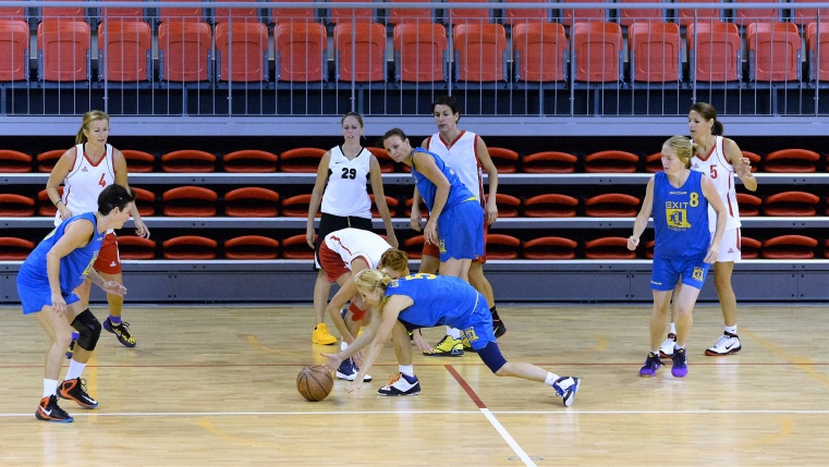 Öreg fiúk kosárlabdatorna a Continentál Arénában