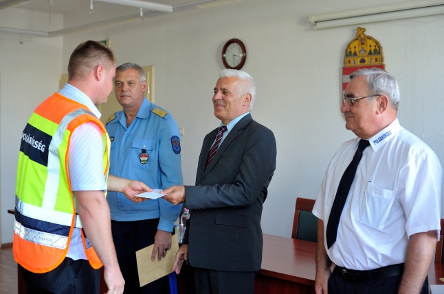 Elismerés a polgárőröknek - fotó Szarka Lajos