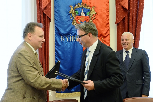 Egyetemi együttműködés aláírása