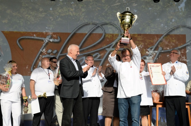 Tortavágás és eredményhirdetés a Tirpák Fesztiválon