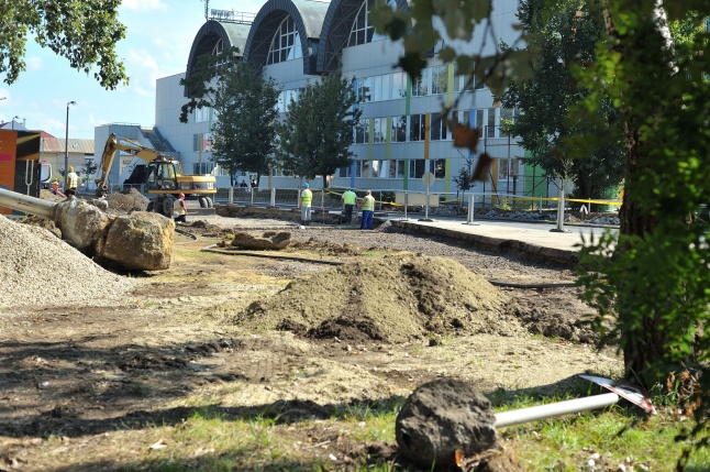 Elkezdődött a beruházás a Szegfű utcán IX - fotó Szarka Lajos