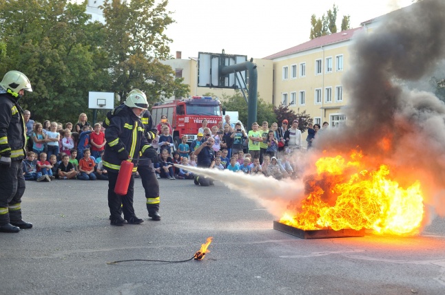 Tűzoltó bemutató az Apáczai iskolában - fotó Szarka Lajos