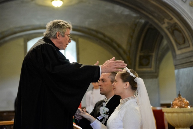 Tirpák esketés a templomban