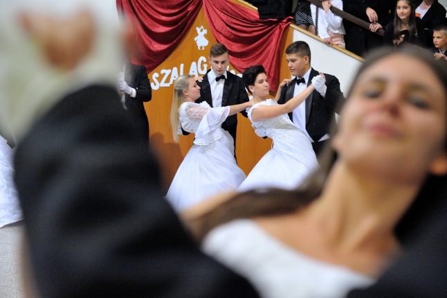 Szalagavató műsor a Szent Imre gimnáziumban - fotó Szarka Lajos