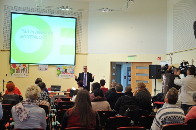 Egyenlő bánásmód előadás a könyvtárban - fotó Szarka Lajos