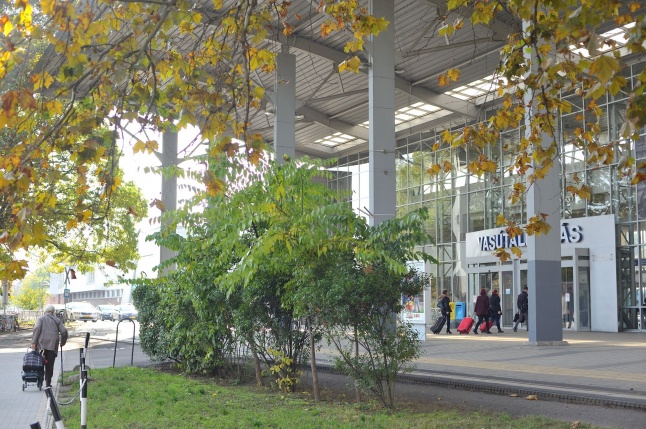 Vasútállomás ősszel - fotó Szarka Lajos