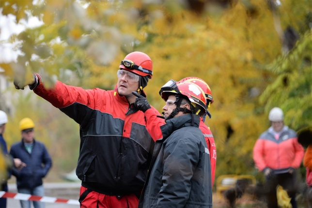 Mentési gyakorlat egy elhagyott laktanyában