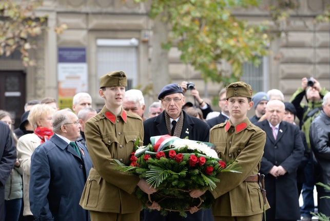 Koszorúzás az 1956-os emlékműnél