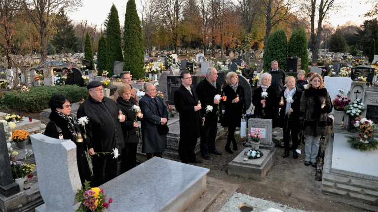 Gyertyagyújtás a 28-as parcella emlékpontjánál