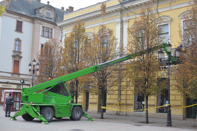 Készülnek az adventi díszítések - fotó Szarka Lajos