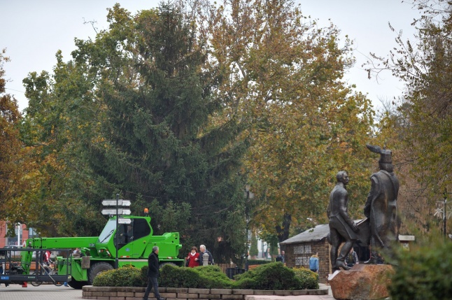 Karácsonyfa érkezett a Kossuth-térre - fotó Szarka Lajos