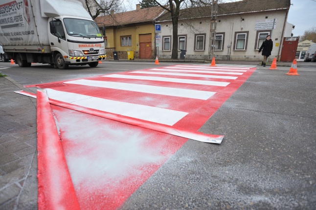Megerősítették a zebra festését - fotó Szarka Lajos