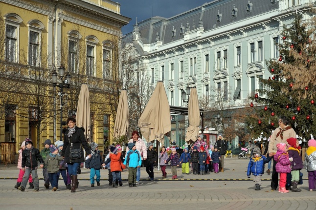 Gyerekek az adventi forgatagban - fotó Szarka Lajos