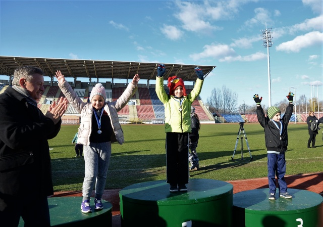 Napsütéses mikulásfutás a stadionban