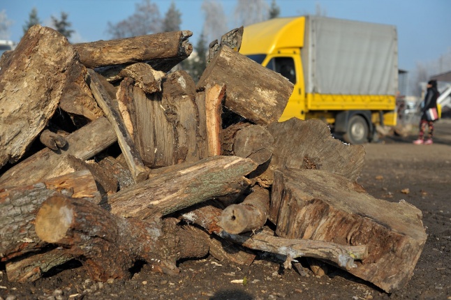 Tüzifa rászorulóknak - fotó Szarka Lajos