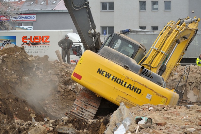 Kidőlt a munkagép - fotó Szarka Lajos