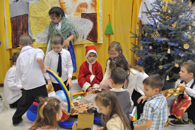 Ajándék sportszercsomag a Ligeti óvodának - fotó Szarka Lajos