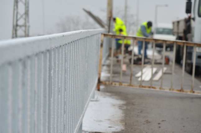Korlátjavítás a Tiszavasvári úton - fotó Szarka Lajos