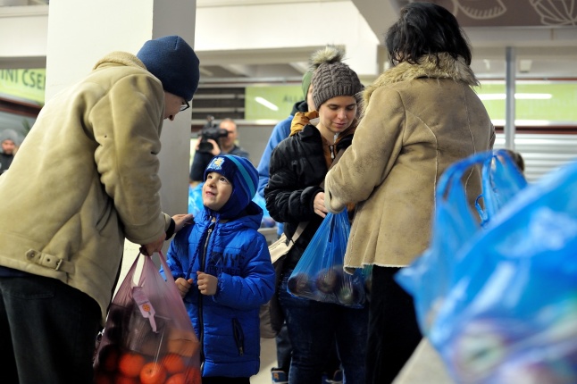 Adomány átadás a piacon -fotó Szarka Lajos