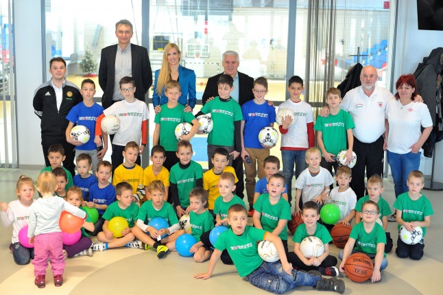 Sportszer adomány - fotó Szarka Lajos