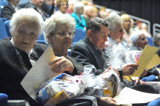 Ajándék nyugdíjasoknak - fotó Szarka Lajos
