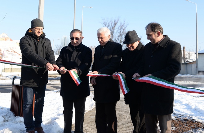 Szalagátvágás a Kígyó utcán