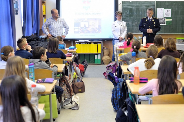 Az internetről gyerekeknek - fotó Szarka Lajos