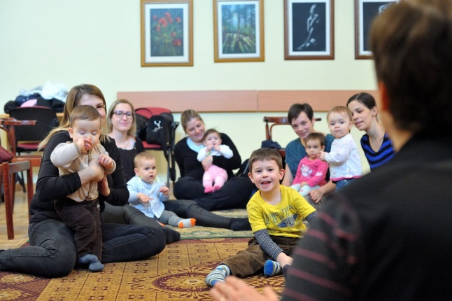 Ringató a könyvtárban - fotó Szarka Lajos