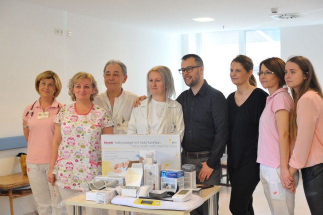 Adomány a gyermekosztálynak - fotó Szarka Lajos