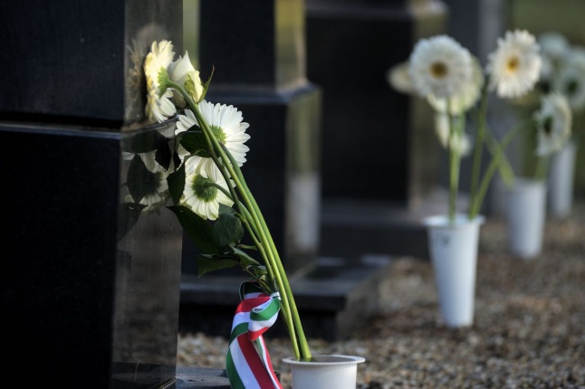 Virágok a hősök sírján - fotó Szarka Lajos
