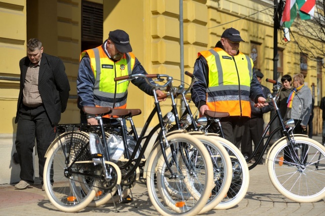 Adomány a polgárőröknek - fotó Szarka Lajos