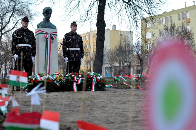 Emlékezés a Petőfi szobornál - fotó Szarka Lajos