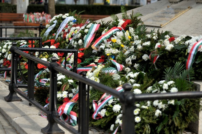Koszorúzás március 15-én - fotó Szarka Lajos