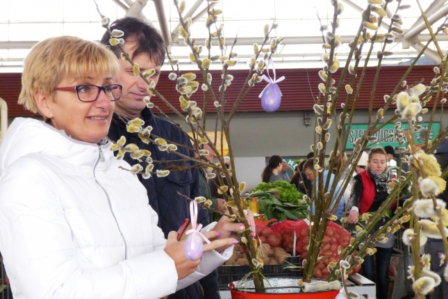 Húsvétra készülve a piacon - fotó Szarka Lajos