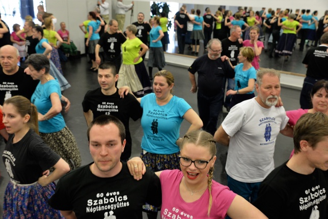 A 60 éves jubileumi gálára próbál a Szabolcs Táncegyüttes