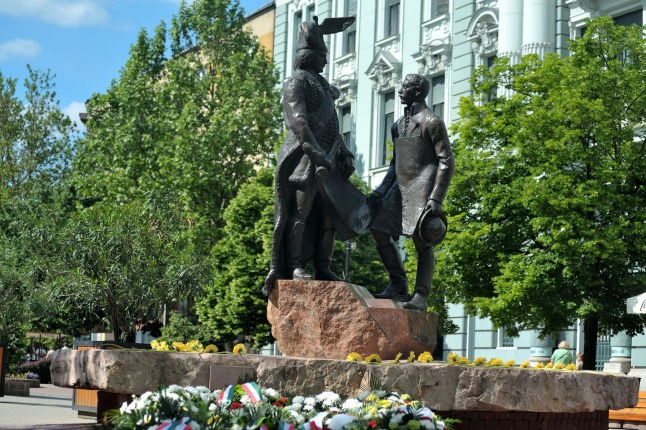 Emlékezés a Városalapító atyák szobránál - fotó Szarka Lajos